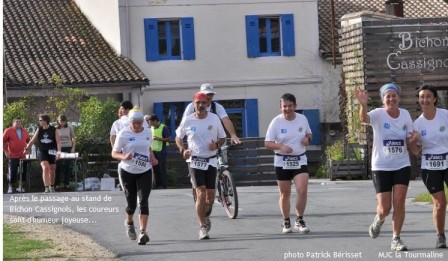 des coureurs après le passage à Bichon Cassignols